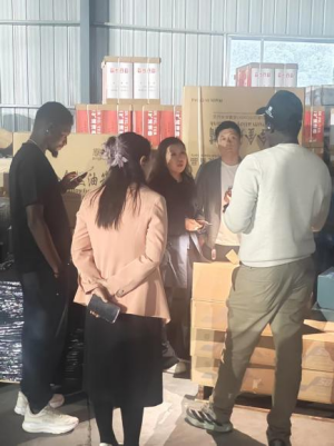 Distributori kryesor i Senegalit të pjesëve të automjeteve, GKP, viziton magazinë: porositë me shumicë pjesë këmbimi HOWO & SHACMAN me dërgesë të menjëhershme